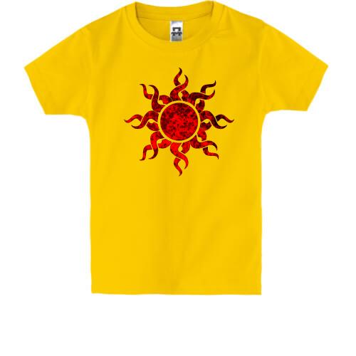 Детская футболка с красной солнечной руной
