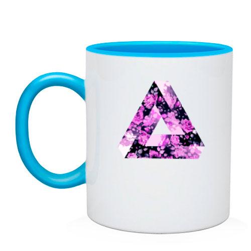 Чашка с бесконечным треугольником в цветах