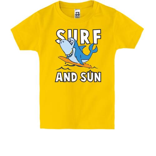 Детская футболка с акулой серфингистом и надписью 