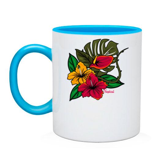 Чашка с тропическими цветами и листьями