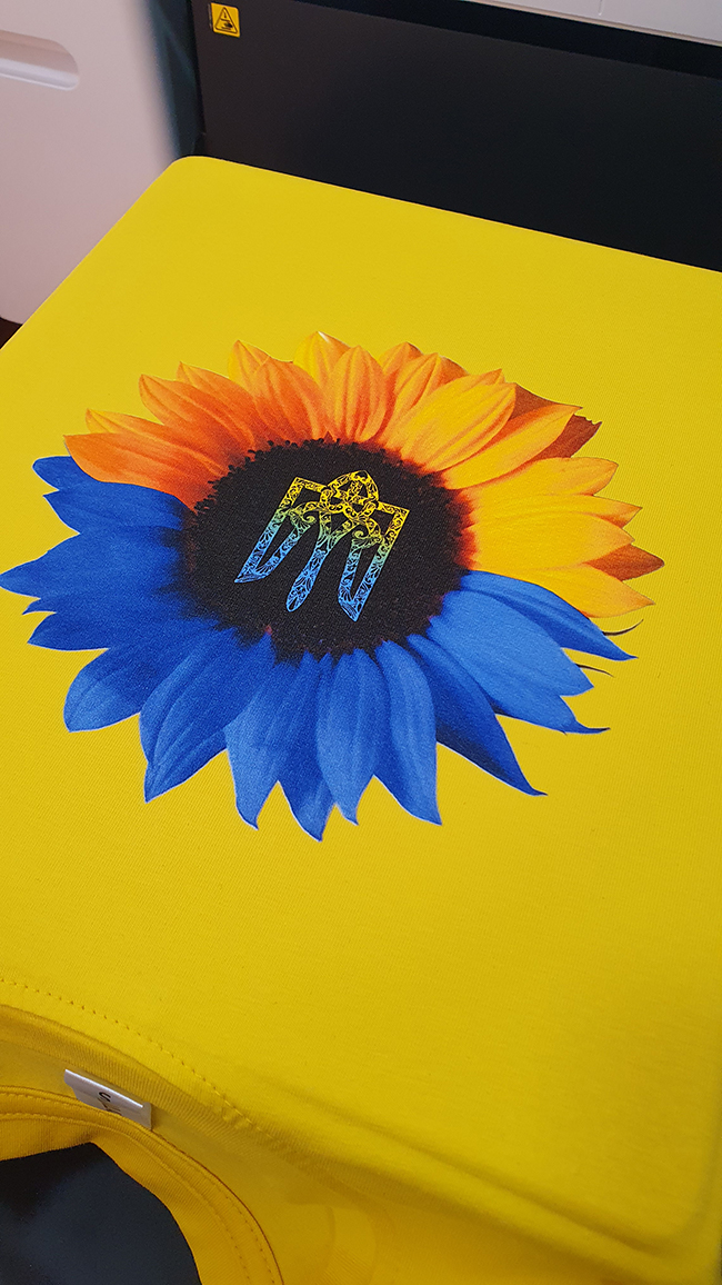 Удлиненная футболка с желто-синим подсолнухом с гербом