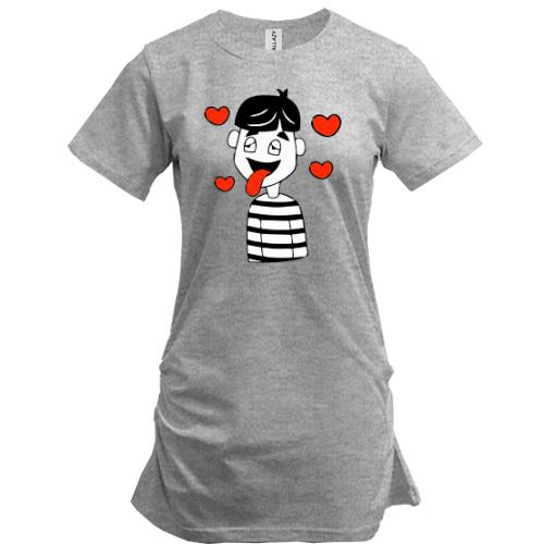 Удлиненная футболка Влюбленный парень в полосатой футболке.