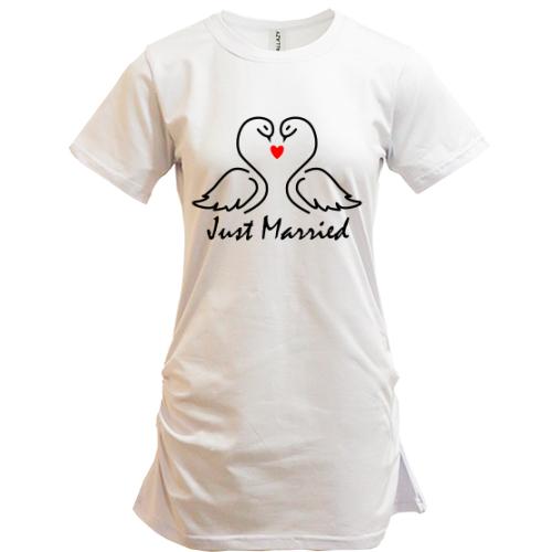 Подовжена футболка Just married з лебедями