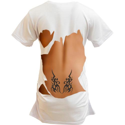 Подовжена футболка з порваной спиною і татуюванням