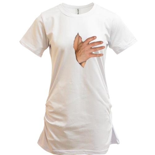 Подовжена футболка з чоловічою рукою на грудях