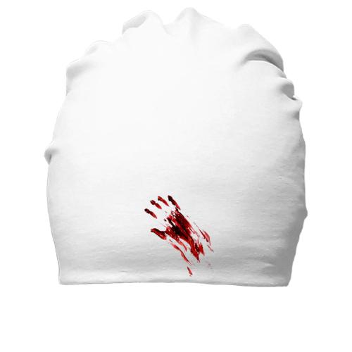 Хлопковая шапка с кровавым отпечатком руки