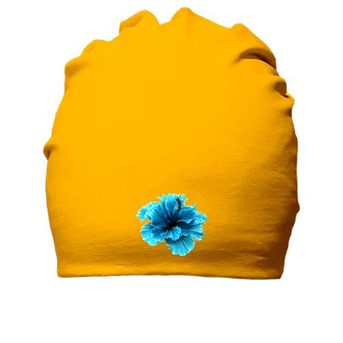 Хлопковая шапка с голубым цветком
