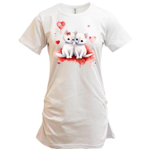 Подовжена футболка із закоханими кішечками