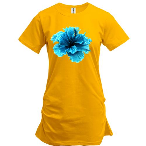 Подовжена футболка з блакитною квіткою