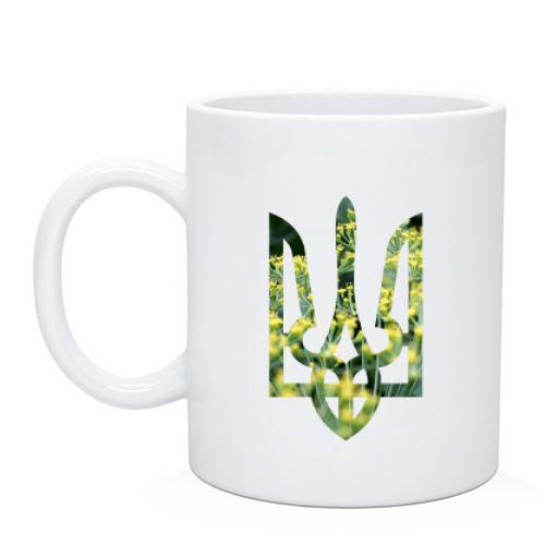 Чашка з гербом України в квітучому кропі