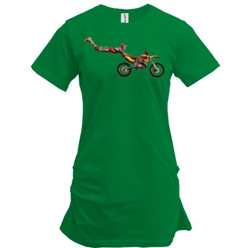 Подовжена футболка з мотоциклістом що робить трюк 2