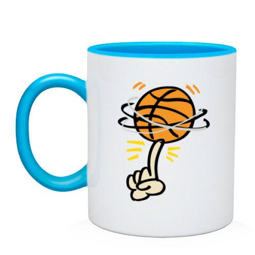 Чашка с баскетбольным мячом на пальце
