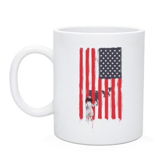Чашка с американским флагом, девочкой и волками