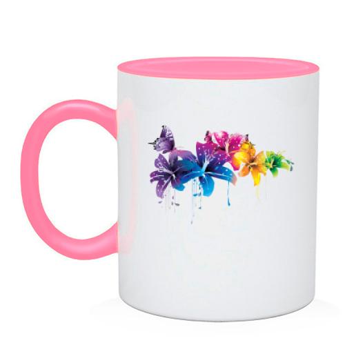 Чашка с яркими цветами и бабочками