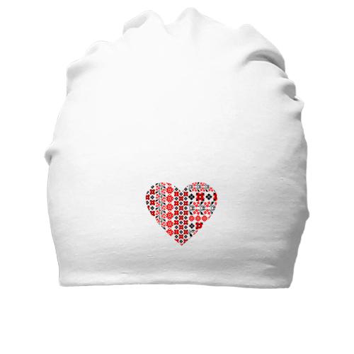 Хлопковая шапка с рисунком в стиле вышиванки в виде сердца