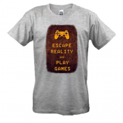 Футболка з написом "Escape reality and play games"