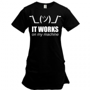 Подовжена футболка с надписью "It works on my machine"