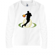 Детская футболка с длинным рукавом с баскетболистом ведущим мяч 