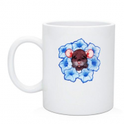 Чашка с крысой в  голубых цветах