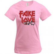 Футболка с надписью "Fake love"