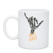Чашка с костяной рукой и надписью "Chill vibes"