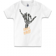 Детская футболка с костяной рукой и надписью "Chill vibes"