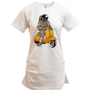 Удлиненная футболка Космонавт на скутере