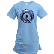 Подовжена футболка з космонавтом на серфі