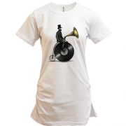 Подовжена футболка з людиною на величезному грамофоні