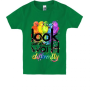 Детская футболка с попугаями "Look at the world differentty"