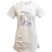 Подовжена футболка Дівчина з велосипедом на набережній