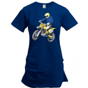 Подовжена футболка з мотоциклістом в повітрі