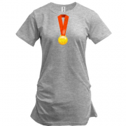 Подовжена футболка із золотою олімпійською медаллю