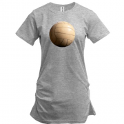 Подовжена футболка зі старим волейбольним м'ячем