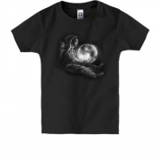 Детская футболка "Космонавт с луной в руках"