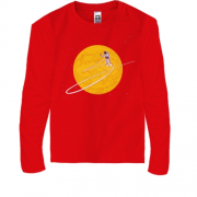 Детская футболка с длинным рукавом "Космонавт на фоне луны"