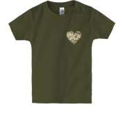 Детская футболка с камуфляжным сердцем