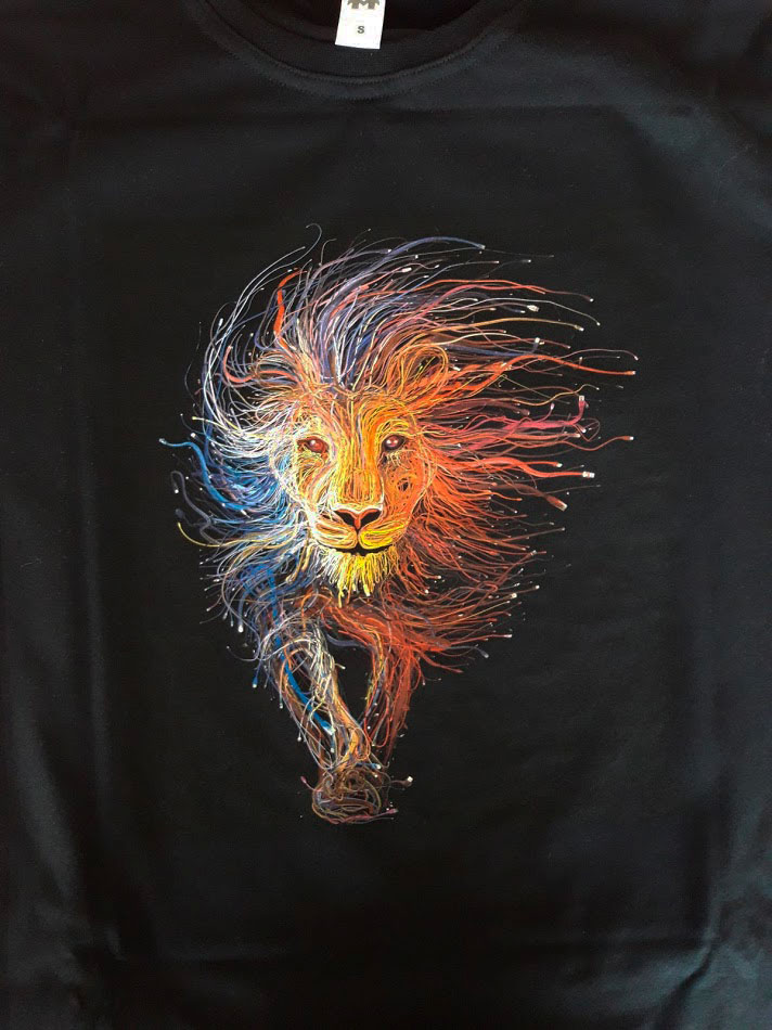 Футболка со львом из цветных нитей