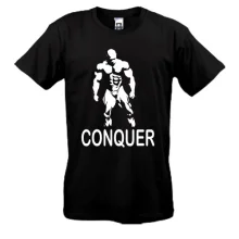Футболка с бодибилдером и надписью «Conquer»