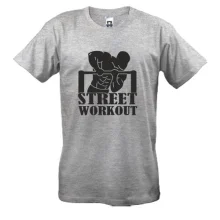 Футболка з атлетом на турніку та написом Workout