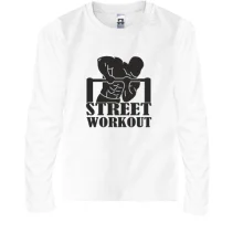 Дитячий лонгслів з атлетом на турніку та написом Workout