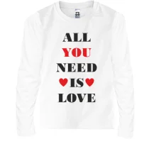 Детский лонгслив с надписью «All you need is love» и сердцами