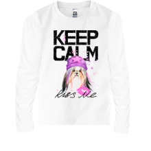 Детский лонгслив Keep calm and kiss me с Йоркширским терьером