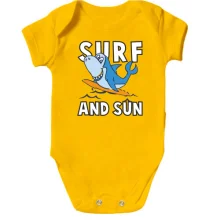 Детское боди с акулой серфингистом и надписью "Surf and sun"