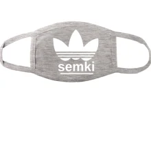 Тканевая маска для лица с надписью "Semki"