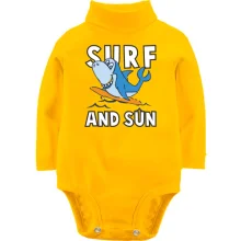 Детское боди с длинным рукавом с акулой серфингистом и надписью "Surf and sun"