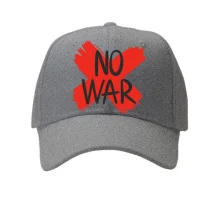 Кепка с надписью «No War» и красным крестом