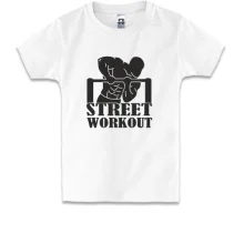 Детская футболка с атлетом на турнике и надписью Workout