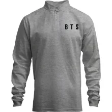 Мужской лонгслив поло со стойкой BTS (надпись)