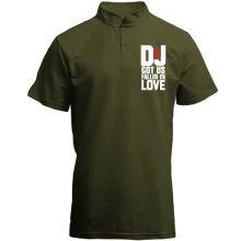 Футболка з коміром стійкою з написом DJ got us fallin in love